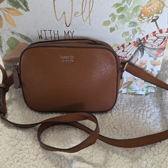 GUESS KAMRYN CROSSBODY HANDGAG COGNAC/GOLD - Picture 1 of 8